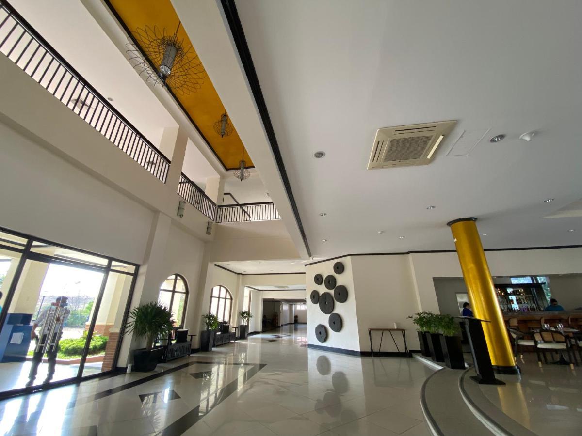 Plaza Del Norte Hotel And Convention Center ลาวัก ภายนอก รูปภาพ