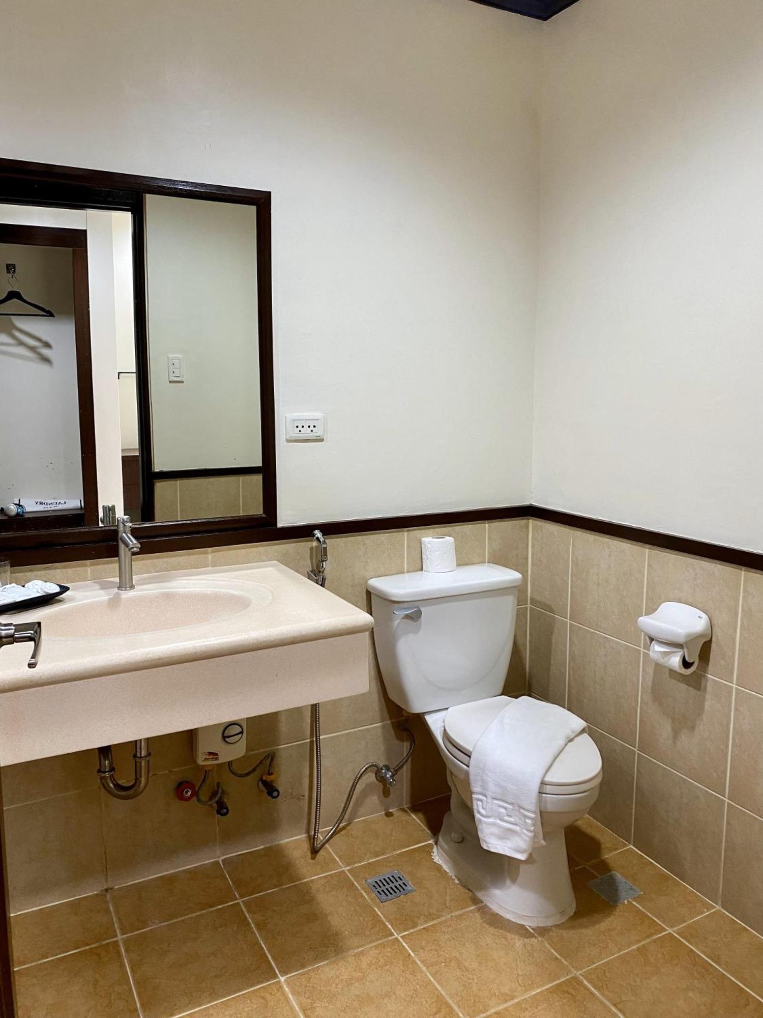 Plaza Del Norte Hotel And Convention Center ลาวัก ภายนอก รูปภาพ