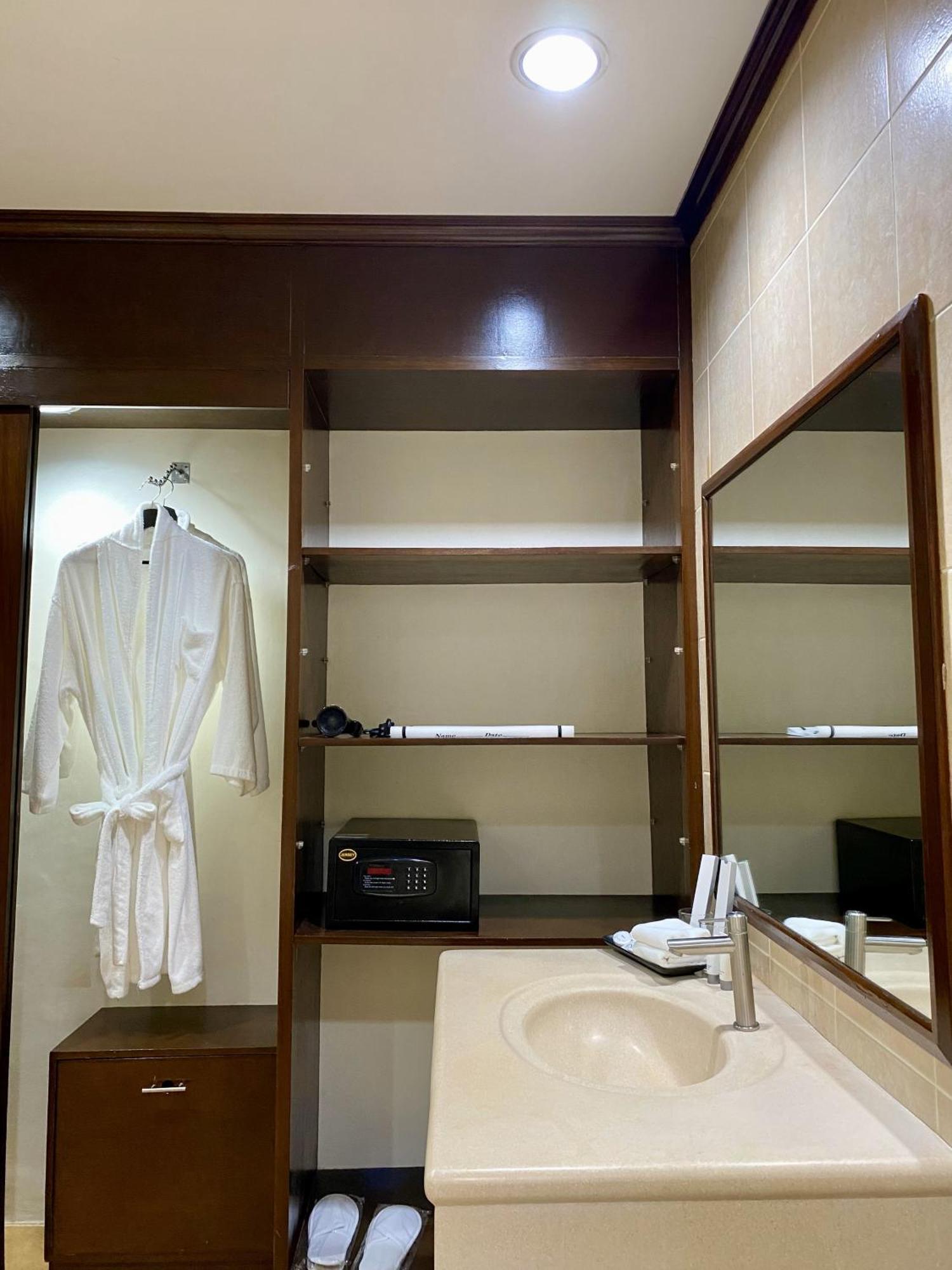 Plaza Del Norte Hotel And Convention Center ลาวัก ภายนอก รูปภาพ